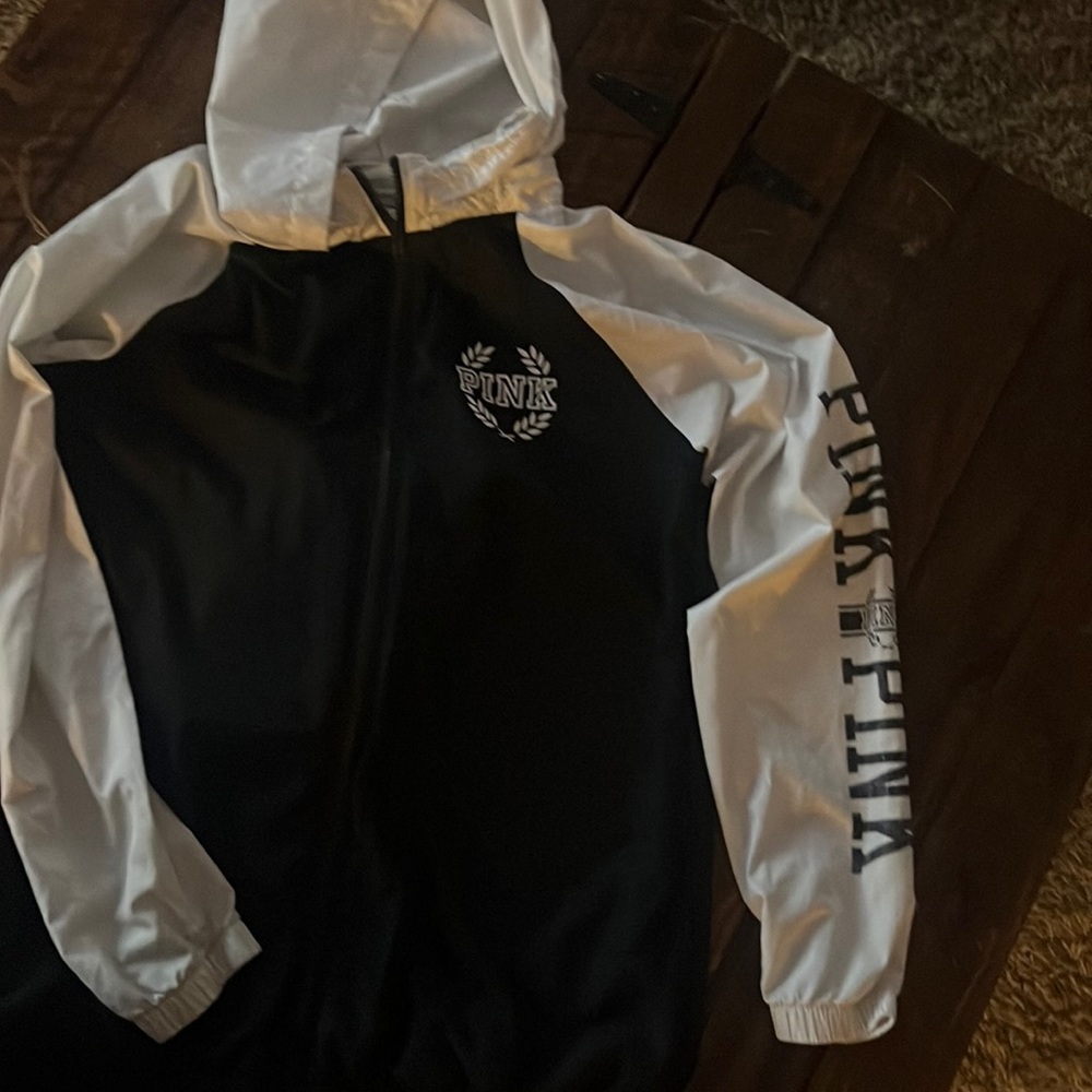 Lightweight windbreaker